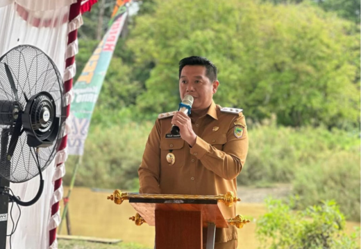 Wakil Bupati Barito Utara, Felix Sonadie Y. Tingan, sedang menyampaikan sambutan pada acara ground breaking Jembatan Garuda Kodam XXII/Tambun Bungai di Muara Teweh, yang menandai dimulainya pembangunan jembatan perintis untuk meningkatkan akses transportasi di wilayah tersebut.