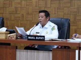 Wakil Bupati Barito Utara, Felix Sonadie Y. Tingan, menyampaikan sambutan dalam kegiatan penilaian representasi kepala daerah yang dilaksanakan secara virtual, dengan fokus pada evaluasi program Pemkab dalam menurunkan angka pengangguran dan meningkatkan kualitas SDM di Barito Utara.