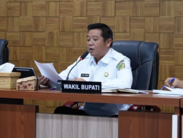 Wakil Bupati Barito Utara, Felix Sonadie Y. Tingan, menyampaikan sambutan dalam kegiatan penilaian representasi kepala daerah yang dilaksanakan secara virtual, dengan fokus pada evaluasi program Pemkab dalam menurunkan angka pengangguran dan meningkatkan kualitas SDM di Barito Utara.