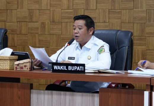 Wakil Bupati Barito Utara, Felix Sonadie Y. Tingan, menyampaikan sambutan dalam kegiatan penilaian representasi kepala daerah yang dilaksanakan secara virtual, dengan fokus pada evaluasi program Pemkab dalam menurunkan angka pengangguran dan meningkatkan kualitas SDM di Barito Utara.
