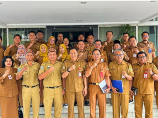Jajaran Pegawai Pemerintah Kabupaten Barito Utara berfoto bersama setelah rapat evaluasi RPJMD 2025–2029 di Kantor Bapperida Provinsi Kalimantan Tengah.