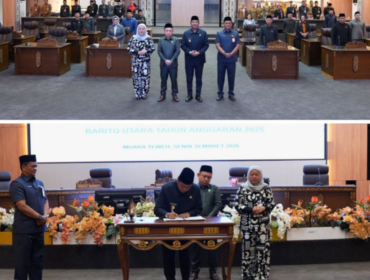 Wakil Bupati Felix Sonadie Y. Tingan, Asisten II, Wakil Ketua I DPRD Barito Utara, H. Benny Siswanto, didampingi Wakil Ketua II DPRD, Hj. Henny Rosgiaty Rusli, melakukan penandatanganan kesepakatan bersama terkait Laporan Keterangan Pertanggungjawaban (LKPJ) Bupati Tahun Anggaran 2025 pada Rapat Paripurna DPRD, Senin (30/03/2026) di Gedung DPRD