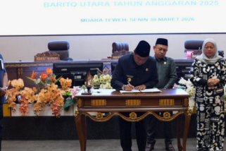 Wakil Bupati Felix Sonadie Y. Tingan, Asisten II, Wakil Ketua I DPRD Barito Utara, H. Benny Siswanto, didampingi Wakil Ketua II DPRD, Hj. Henny Rosgiaty Rusli, melakukan penandatanganan kesepakatan bersama terkait Laporan Keterangan Pertanggungjawaban (LKPJ) Bupati Tahun Anggaran 2025 pada Rapat Paripurna DPRD, Senin (30/03/2026) di Gedung DPRD