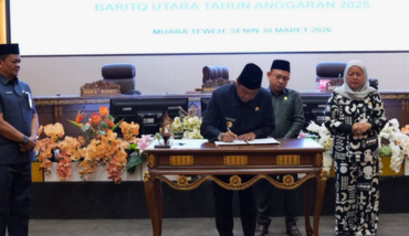 Wakil Bupati Felix Sonadie Y. Tingan, Asisten II, Wakil Ketua I DPRD Barito Utara, H. Benny Siswanto, didampingi Wakil Ketua II DPRD, Hj. Henny Rosgiaty Rusli, melakukan penandatanganan kesepakatan bersama terkait Laporan Keterangan Pertanggungjawaban (LKPJ) Bupati Tahun Anggaran 2025 pada Rapat Paripurna DPRD, Senin (30/03/2026) di Gedung DPRD