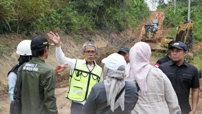 
					Kepala Dinas PUPR Kabupaten Barito Utara, Muhammad Iman Topik, S.IP., M.Si., memberikan penjelasan saat mendampingi Anggota DPRD Kabupaten Barito Utara dalam sidak peninjauan penanganan ruas jalan KM 34-Simpang Benangin, 7 Januari 2026.