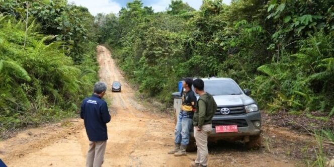 
					Kepala Dinas PUPR Kabupaten Barito Utara, Muhammad Iman Topik, S.IP., M.Si., meninjau kondisi ruas Jalan Datan menuju Desa Lampeong di Kecamatan Gunung Purei sebagai tindak lanjut arahan Bupati Barito Utara terkait peningkatan konektivitas dan kualitas infrastruktur jalan, 10 Januari 2026.