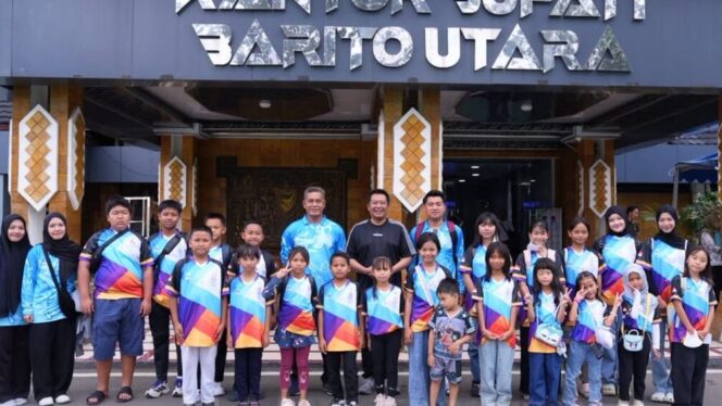 
					Wakil Bupati Barito Utara bersama kontingen Batara Swimming Club berfoto usai pelepasan keberangkatan menuju kejuaraan Fun Swimming Tirta Samudra Sprint Challenge 2026 di halaman Kantor Bupati Barito Utara, Muara Teweh, Jumat (30/1/2026).