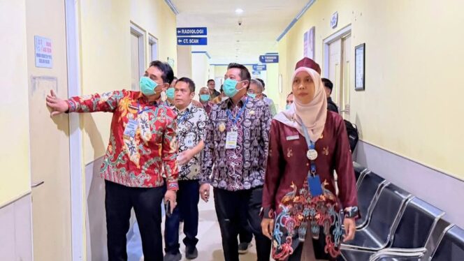 
					Bupati Barito Utara H. Shalahuddin bersama Wakil Bupati Barito Utara Felix Sonadie Y. Tingan meninjau area layanan dan progres perbaikan fisik di RSUD Muara Teweh, Muara Teweh, Kamis (19/2/2026).