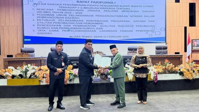 
					Bupati Barito Utara H. Shalahuddin menyerahkan dokumen pidato pengantar lima raperda kepada Wakil Ketua I DPRD Barito Utara Benny Siswanto saat Rapat Paripurna I Masa Sidang II Tahun 2026 di Gedung DPRD Barito Utara, Muara Teweh, Senin (23/2/2026)