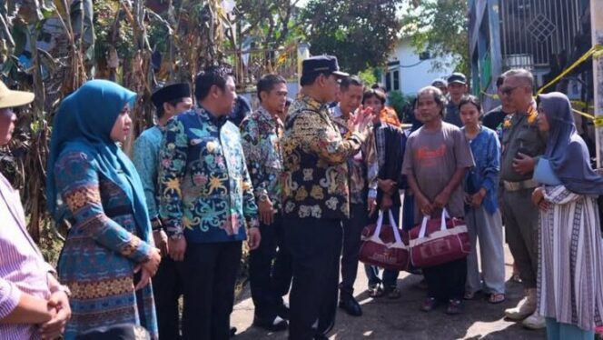 
					Bupati Barito Utara H. Shalahuddin didampingi Wakil Bupati Felix Sonadie Y. Tingan, Sekretaris Daerah Drs. Muhlis, dan jajaran Pemkab Barito Utara meninjau sekaligus menyalurkan bantuan kepada warga terdampak kebakaran di Jalan Aisyah Indah RT 30, Kelurahan Lanjas, Kecamatan Teweh Tengah, Muara Teweh, Kamis (26/2/2026).
