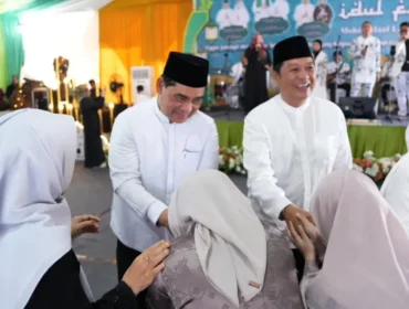 Bupati Barito Utara, H. Shalahuddin, bersama Wakil Bupati Felix Sonadie Y. Tingan, menyambut tamu dan masyarakat dalam acara silaturahmi Idul Fitri 1447 Hijriah di Rumah Jabatan Bupati pada Sabtu, 21 Maret 2026.