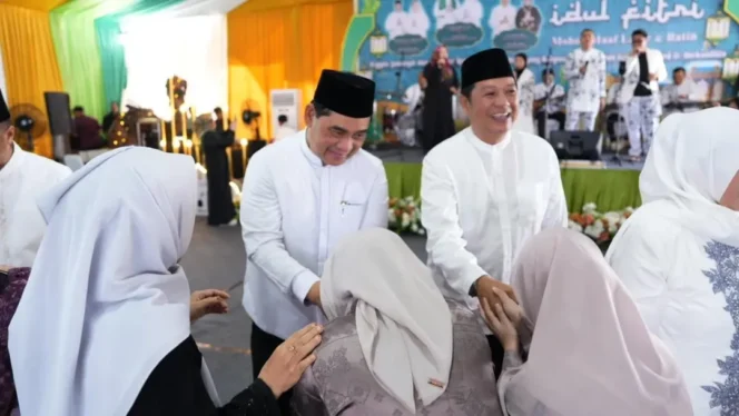 
					Bupati Barito Utara, H. Shalahuddin, bersama Wakil Bupati Felix Sonadie Y. Tingan, menyambut tamu dan masyarakat dalam acara silaturahmi Idul Fitri 1447 Hijriah di Rumah Jabatan Bupati pada Sabtu, 21 Maret 2026.