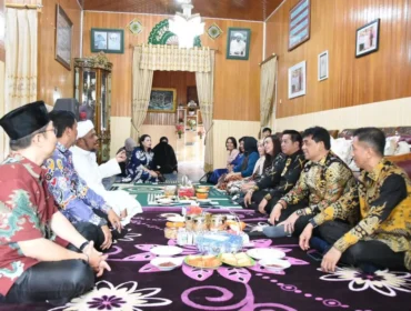 Bupati Barito Utara, H. Shalahuddin, didampingi oleh Wakil Bupati Felix Sonadie Y. Tingan, Sekretaris Daerah Drs. Muhlis, serta Ketua TP PKK, Ketua GOW, dan Ketua DWP, bersama dengan jajaran Pemerintah Kabupaten Barito Utara lainnya, turut serta dalam rangkaian kegiatan silaturahmi yang dilakukan pada momen Idul Fitri 1447 Hijriah.