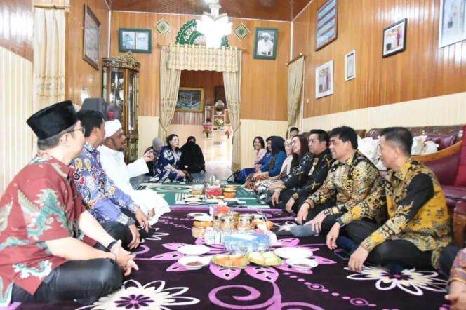 
					Bupati Barito Utara, H. Shalahuddin, didampingi oleh Wakil Bupati Felix Sonadie Y. Tingan, Sekretaris Daerah Drs. Muhlis, serta Ketua TP PKK, Ketua GOW, dan Ketua DWP, bersama dengan jajaran Pemerintah Kabupaten Barito Utara lainnya, turut serta dalam rangkaian kegiatan silaturahmi yang dilakukan pada momen Idul Fitri 1447 Hijriah.