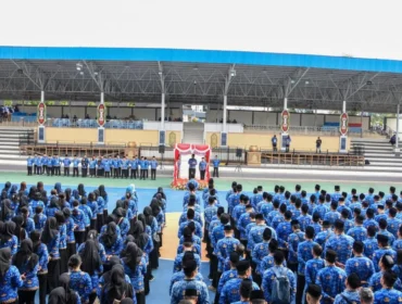 Apel gabungan dan halal bihalal Pemerintah Kabupaten Barito Utara, yang dipimpin langsung oleh Bupati H. Shalahuddin, dihadiri oleh para ASN dengan mengenakan pakaian seragam biru, berlangsung di Arena Tiara Batara pada Rabu, 25 Maret 2026.