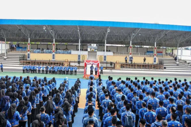 
					Apel gabungan dan halal bihalal Pemerintah Kabupaten Barito Utara, yang dipimpin langsung oleh Bupati H. Shalahuddin, dihadiri oleh para ASN dengan mengenakan pakaian seragam biru, berlangsung di Arena Tiara Batara pada Rabu, 25 Maret 2026.