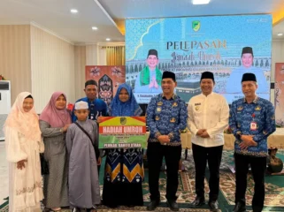 Bupati, Wakil Bupati, dan Sekda Barito Utara bersama jamaah umrah penerima hadiah dari Musabaqah Tilawatil Quran dan Hadis (MTQH) ke-33, pada acara pelepasan di Muara Teweh.