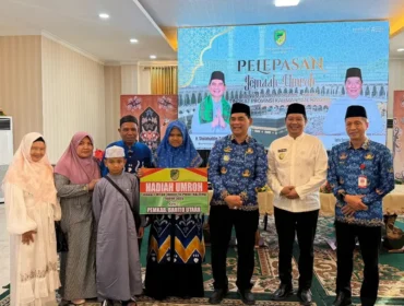 Bupati, Wakil Bupati, dan Sekda Barito Utara bersama jamaah umrah penerima hadiah dari Musabaqah Tilawatil Quran dan Hadis (MTQH) ke-33, pada acara pelepasan di Muara Teweh.