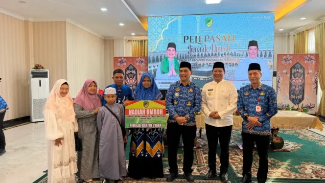 
					Bupati, Wakil Bupati, dan Sekda Barito Utara bersama jamaah umrah penerima hadiah dari Musabaqah Tilawatil Quran dan Hadis (MTQH) ke-33, pada acara pelepasan di Muara Teweh.