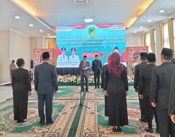 
					Bupati Barito Utara H. Shalahuddin, S.T., M.T. melantik dan mengambil sumpah/janji jabatan Pejabat Administrator dan Pejabat Pengawas di lingkungan Pemerintah Kabupaten Barito Utara di Rumah Jabatan Bupati, Muara Teweh, Jumat (30/1/2026).