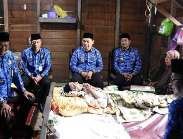 Bupati Barito Utara H. Shalahuddin, S.T., M.T. didampingi Wakil Bupati Felix Sonadie Y. Tingan, A.Md, Sekretaris Daerah Drs. Muhlis, M.A.P, Asisten Sekda, Kepala Dinas PUPR, Sekretaris Dinas PUPR dan jajaran saat bersilaturahmi sekaligus mengunjungi salah satu purnatugas Dinas PUPR Barito Utara di Muara Teweh, Rabu (25/3/2026).