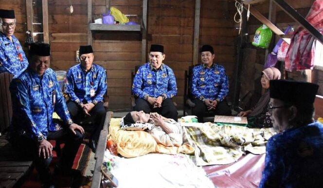 
					Bupati Barito Utara H. Shalahuddin, S.T., M.T. didampingi Wakil Bupati Felix Sonadie Y. Tingan, A.Md, Sekretaris Daerah Drs. Muhlis, M.A.P, Asisten Sekda, Kepala Dinas PUPR, Sekretaris Dinas PUPR dan jajaran saat bersilaturahmi sekaligus mengunjungi salah satu purnatugas Dinas PUPR Barito Utara di Muara Teweh, Rabu (25/3/2026).