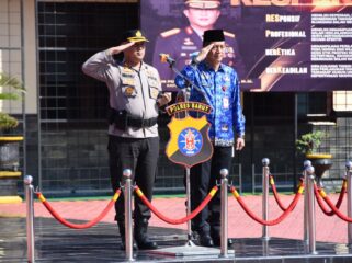 Sekretaris Daerah Barito Utara Drs. Muhlis, M.A.P., bersama Kapolres Barito Utara AKBP Singgih Febiyanto, S.H., S.I.K., saat mengikuti Apel Gelar Pasukan dan Sarana Prasarana antisipasi kebakaran hutan dan lahan di halaman Mapolres Barito Utara, Jumat (17/4/2026).