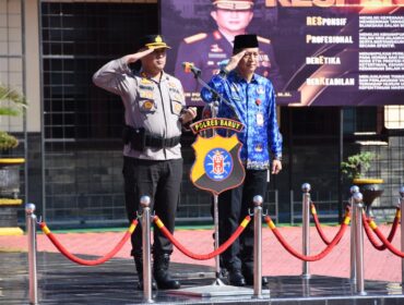 Sekretaris Daerah Barito Utara Drs. Muhlis, M.A.P., bersama Kapolres Barito Utara AKBP Singgih Febiyanto, S.H., S.I.K., saat mengikuti Apel Gelar Pasukan dan Sarana Prasarana antisipasi kebakaran hutan dan lahan di halaman Mapolres Barito Utara, Jumat (17/4/2026).