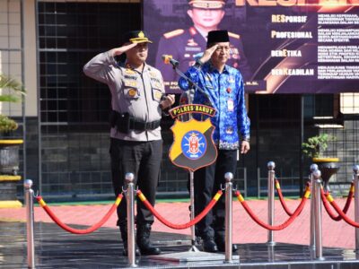 Sekretaris Daerah Barito Utara Drs. Muhlis, M.A.P., bersama Kapolres Barito Utara AKBP Singgih Febiyanto, S.H., S.I.K., saat mengikuti Apel Gelar Pasukan dan Sarana Prasarana antisipasi kebakaran hutan dan lahan di halaman Mapolres Barito Utara, Jumat (17/4/2026).