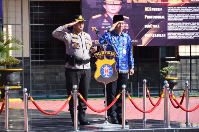 
					Sekretaris Daerah Barito Utara Drs. Muhlis, M.A.P., bersama Kapolres Barito Utara AKBP Singgih Febiyanto, S.H., S.I.K., saat mengikuti Apel Gelar Pasukan dan Sarana Prasarana antisipasi kebakaran hutan dan lahan di halaman Mapolres Barito Utara, Jumat (17/4/2026).