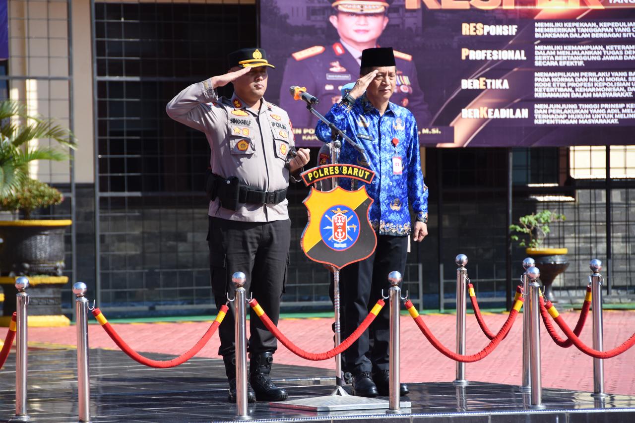 Sekretaris Daerah Barito Utara Drs. Muhlis, M.A.P., bersama Kapolres Barito Utara AKBP Singgih Febiyanto, S.H., S.I.K., saat mengikuti Apel Gelar Pasukan dan Sarana Prasarana antisipasi kebakaran hutan dan lahan di halaman Mapolres Barito Utara, Jumat (17/4/2026).