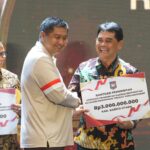 Bupati Barito Utara H. Shalahuddin menerima penghargaan Peringkat I Kategori Penurunan Tingkat Pengangguran sekaligus dana apresiasi Rp3 miliar pada ajang Apresiasi Pemerintah Daerah Berprestasi 2026 Regional Kalimantan di Balikpapan, Kalimantan Timur, Rabu (6/5/2026).