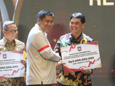 Bupati Barito Utara H. Shalahuddin menerima penghargaan Peringkat I Kategori Penurunan Tingkat Pengangguran sekaligus dana apresiasi Rp3 miliar pada ajang Apresiasi Pemerintah Daerah Berprestasi 2026 Regional Kalimantan di Balikpapan, Kalimantan Timur, Rabu (6/5/2026).