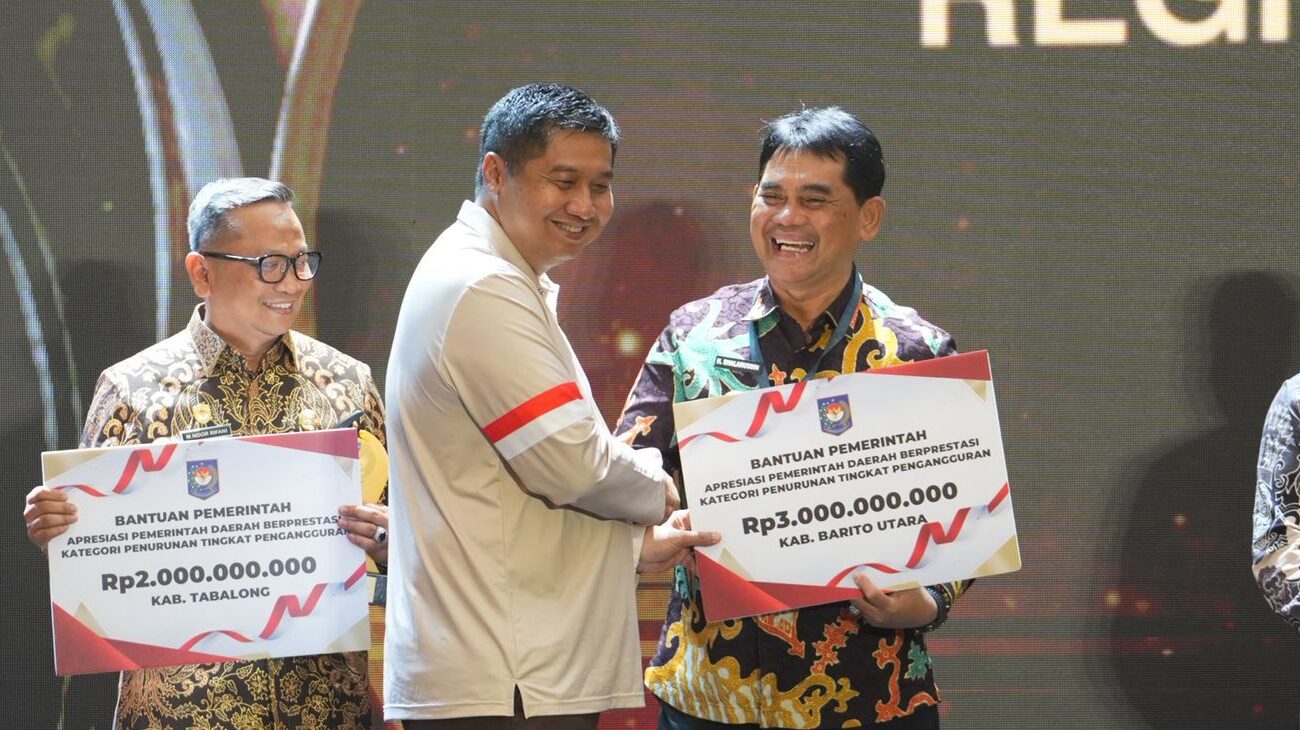 Bupati Barito Utara H. Shalahuddin menerima penghargaan Peringkat I Kategori Penurunan Tingkat Pengangguran sekaligus dana apresiasi Rp3 miliar pada ajang Apresiasi Pemerintah Daerah Berprestasi 2026 Regional Kalimantan di Balikpapan, Kalimantan Timur, Rabu (6/5/2026).