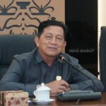 Anggota DPRD Barito Utara H. Nurul Anwar, S.E., M.A.P berbicara dalam Rapat Dengar Pendapat terkait pelayanan RSUD Muara Teweh, BPJS Kesehatan dan BPJS Ketenagakerjaan di ruang rapat DPRD Barito Utara.