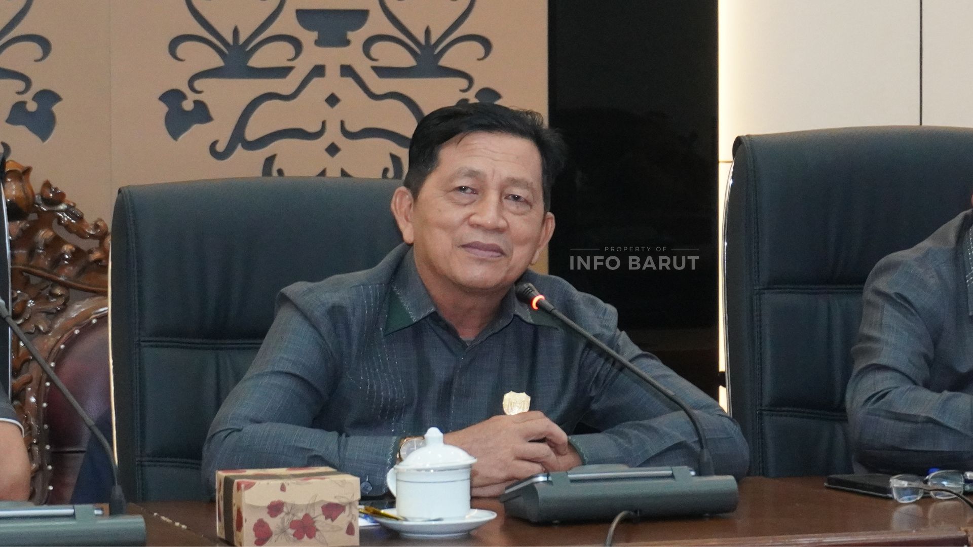 Anggota DPRD Barito Utara H. Nurul Anwar, S.E., M.A.P berbicara dalam Rapat Dengar Pendapat terkait pelayanan RSUD Muara Teweh, BPJS Kesehatan dan BPJS Ketenagakerjaan di ruang rapat DPRD Barito Utara.