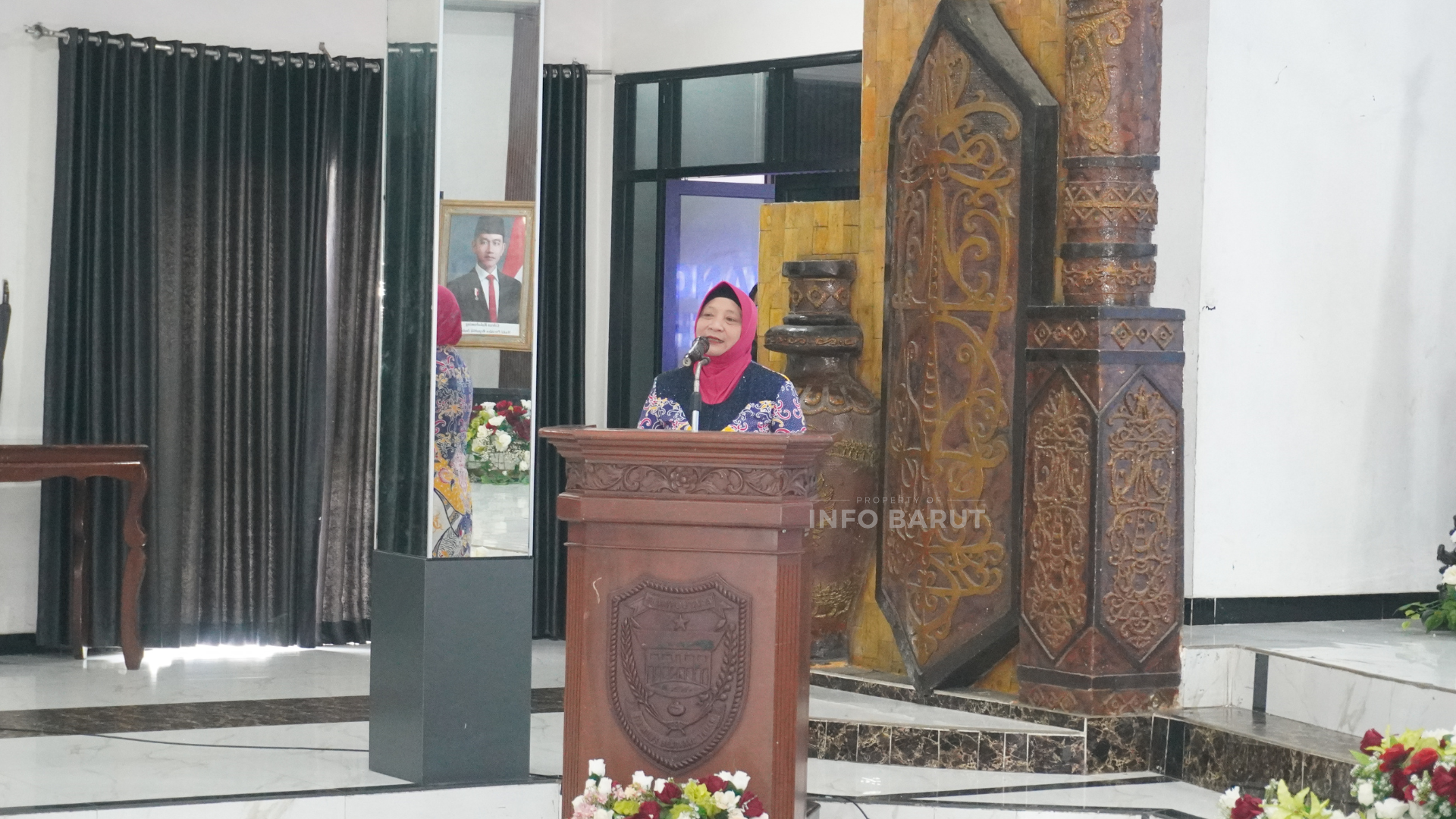 Staf Ahli Bupati Barito Utara, drg. Dwi Agus Setijowati, saat membacakan sambutan Bupati Barito Utara dalam kegiatan Seminar Ilmiah dan Pelantikan Pengurus IDI Cabang Barito Utara masa bakti 2025–2028 di GPU Balai Antang, Muara Teweh, Minggu (24/5/2026). (Foto: Indra Tamara/infobarut.com).