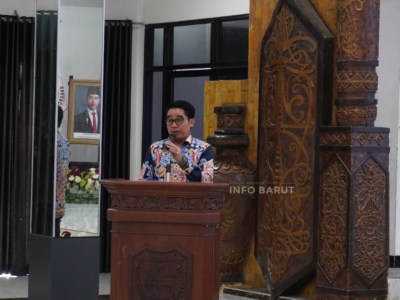 Kepala Dinas Kesehatan Kabupaten Barito Utara, Simamoraturahman, S.E., M.S, saat menyampaikan sambutan dalam kegiatan Seminar Ilmiah dan Pelantikan Pengurus IDI Cabang Barito Utara masa bakti 2025–2028 di GPU Balai Antang, Muara Teweh, Minggu (24/5/2026). (Foto: Indra Tamara/infobarut.com).