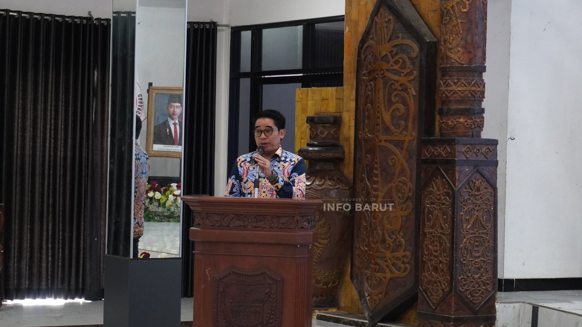 Kepala Dinas Kesehatan Kabupaten Barito Utara, Simamoraturahman, S.E., M.S, saat menyampaikan sambutan dalam kegiatan Seminar Ilmiah dan Pelantikan Pengurus IDI Cabang Barito Utara masa bakti 2025–2028 di GPU Balai Antang, Muara Teweh, Minggu (24/5/2026). (Foto: Indra Tamara/infobarut.com).