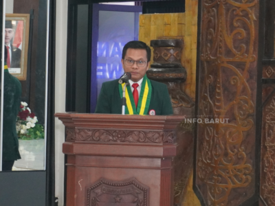 Ketua IDI Cabang Barito Utara masa bakti 2025–2028, dr. Riahdo J. Saragih, Sp.PD-KGH, saat menyampaikan sambutan dalam kegiatan Seminar Ilmiah dan Pelantikan Pengurus IDI Cabang Barito Utara di GPU Balai Antang, Muara Teweh, Minggu (24/5/2026). (Foto: Indra Tamara/infobarut.com).