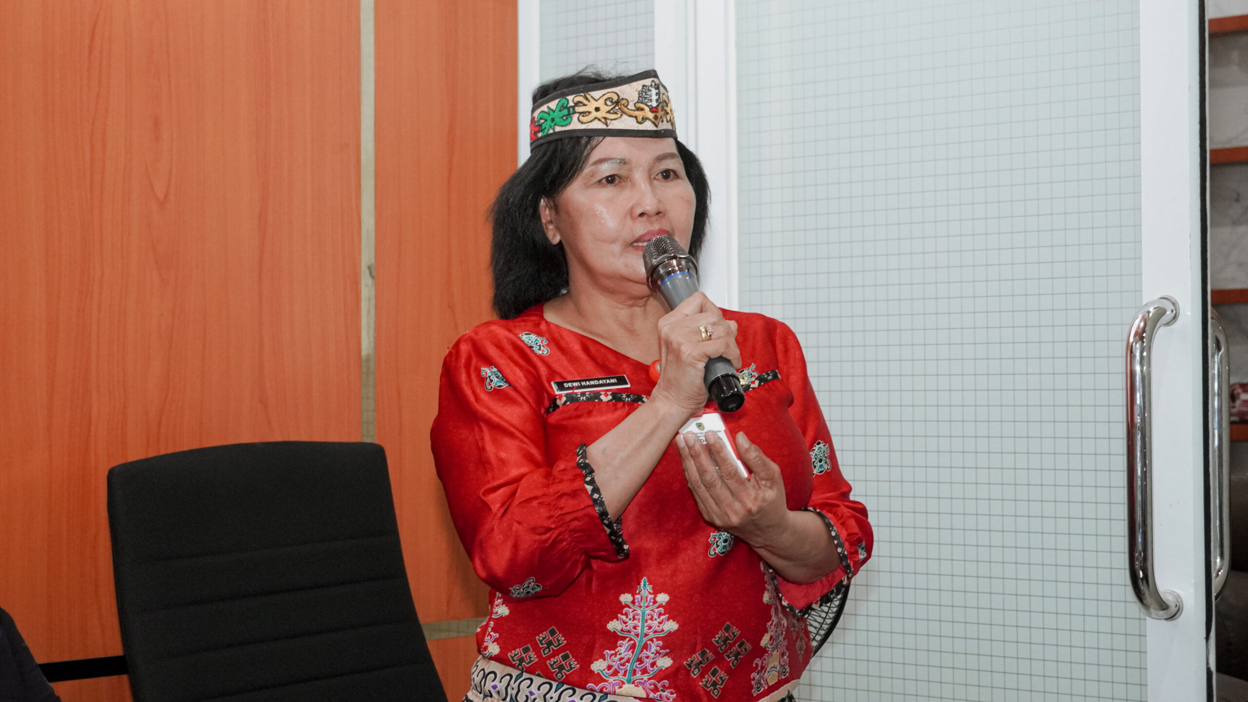 ejabat lama Kepala Disdagrin Barito Utara, Dewi Handayani, S.E., M.AP, menyampaikan sambutan dalam kegiatan serah terima jabatan di Kantor Disdagrin Barito Utara, Muara Teweh, Kamis (7/5/2026).