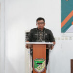 H. Mastur, S.E., M.M menyampaikan sambutan dalam kegiatan serah terima jabatan Kepala Disnakertranskop UKM Kabupaten Barito Utara di Aula Disnakertranskop UKM Barito Utara, Jumat, 8 Mei 2026. (Dok. InfoBarut.com)