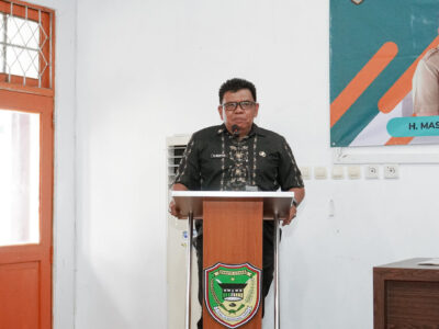 H. Mastur, S.E., M.M menyampaikan sambutan dalam kegiatan serah terima jabatan Kepala Disnakertranskop UKM Kabupaten Barito Utara di Aula Disnakertranskop UKM Barito Utara, Jumat, 8 Mei 2026. (Dok. InfoBarut.com)