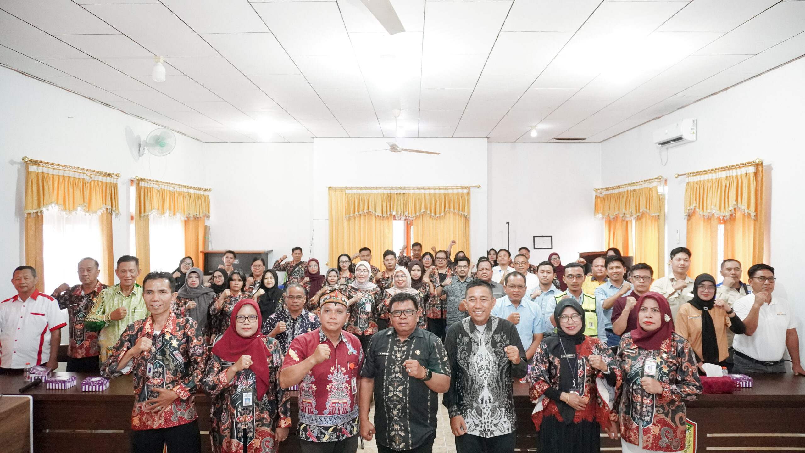 H. Mastur, S.E., M.M bersama Agus Siswadi, S.Pt., M.IP, jajaran Disnakertranskop UKM Barito Utara, pengurus koperasi, dan mitra kerja perusahaan mengikuti sesi foto bersama usai kegiatan serah terima jabatan Kepala Disnakertranskop UKM Kabupaten Barito Utara di Aula Disnakertranskop UKM Barito Utara, Jumat, 8 Mei 2026.