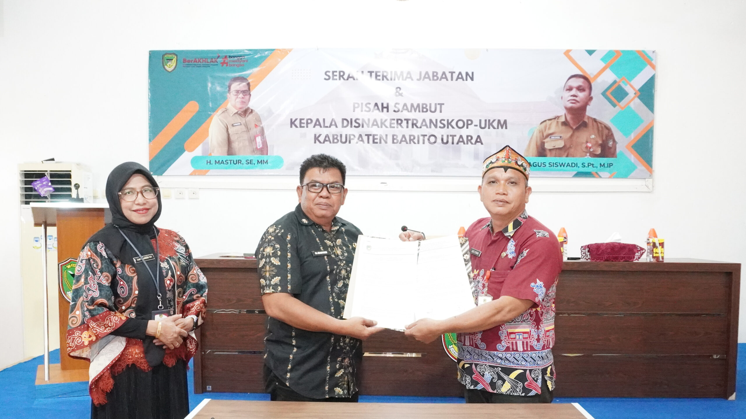 H. Mastur, S.E., M.M dan Agus Siswadi, S.Pt., M.IP didampingi Sekretaris Disnakertranskop UKM Barito Utara usai penandatanganan berita acara serah terima jabatan Kepala Disnakertranskop UKM Kabupaten Barito Utara di Aula Disnakertranskop UKM Barito Utara, Jumat (8/5/2026).(Dok. InfoBarut.com)