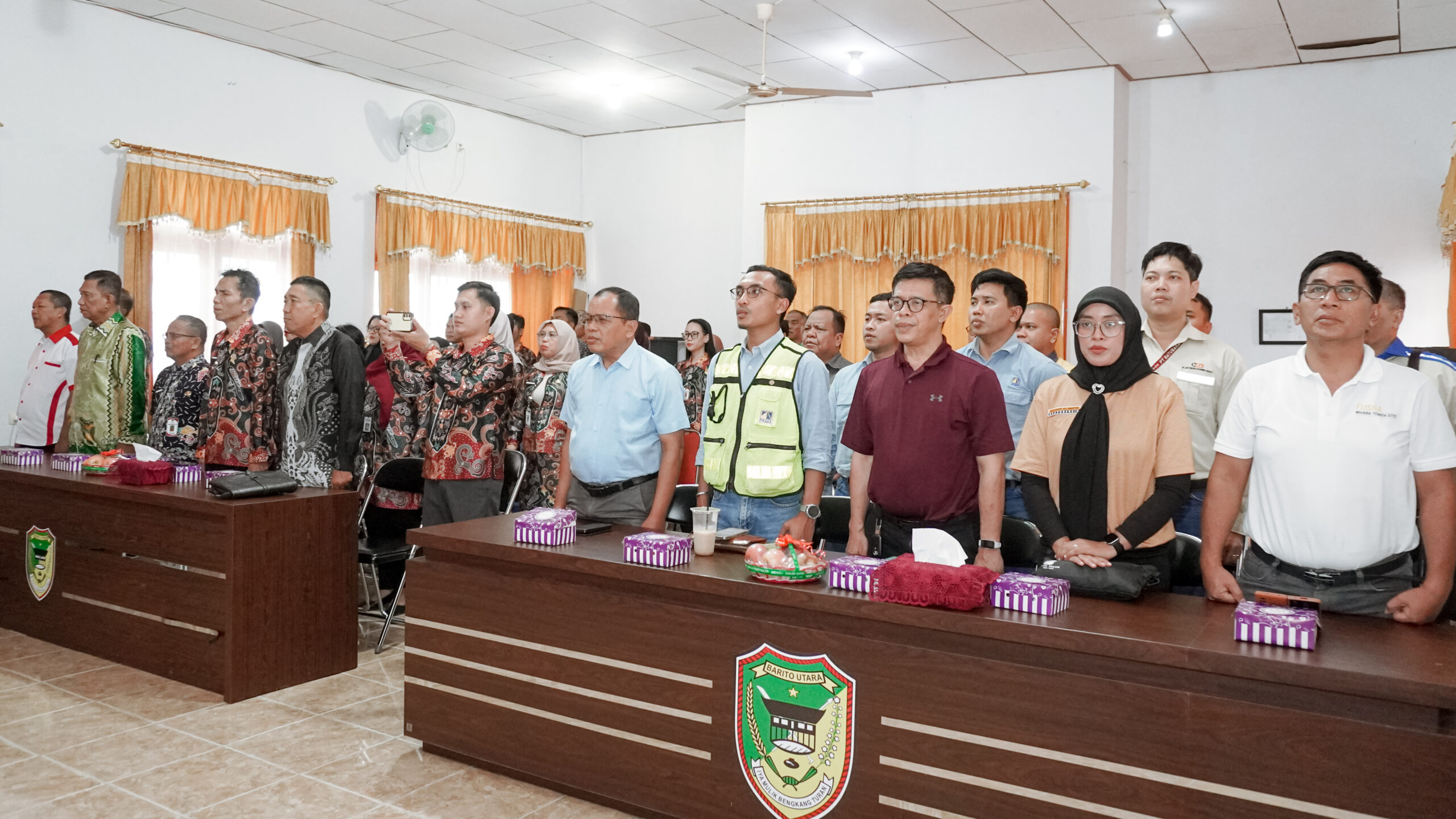 Jajaran Disnakertranskop UKM Barito Utara bersama pengurus koperasi dan mitra kerja perusahaan mengikuti rangkaian serah terima jabatan Kepala Disnakertranskop UKM Kabupaten Barito Utara di Aula Disnakertranskop UKM Barito Utara, Jumat, 8 Mei 2026.