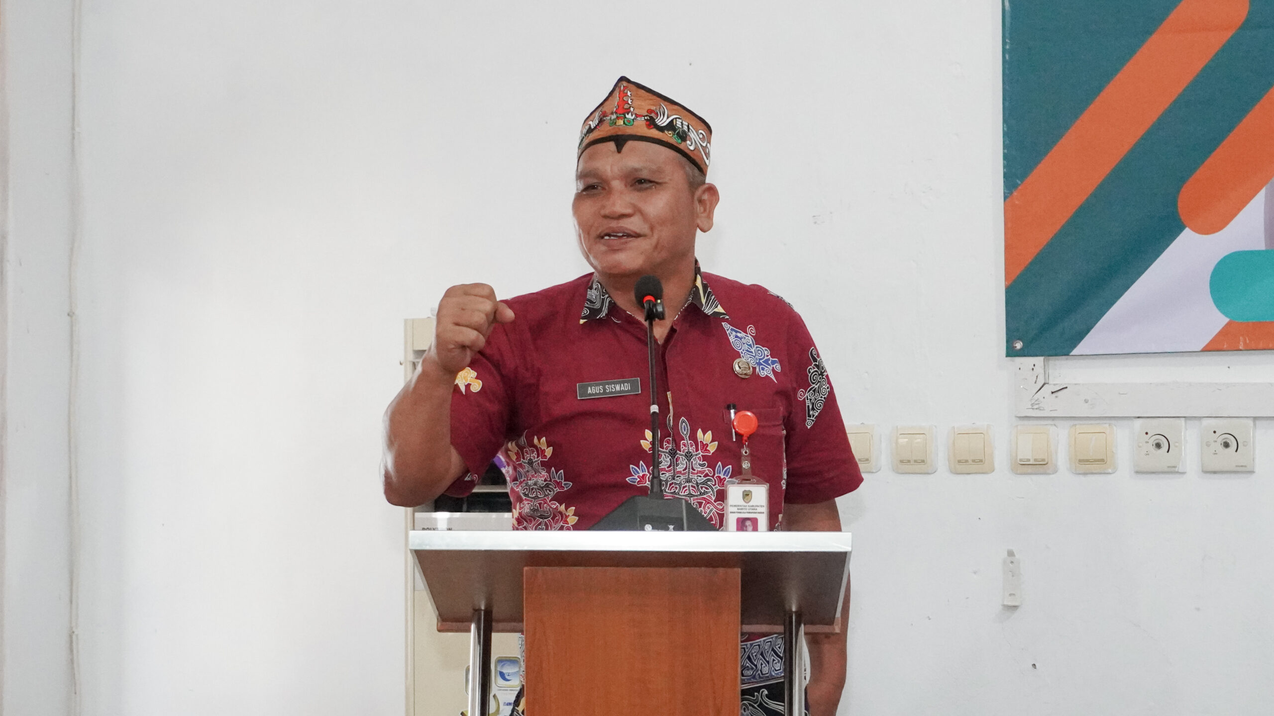 Agus Siswadi, S.Pt., M.IP menyampaikan sambutan perdana sebagai Kepala Disnakertranskop UKM Kabupaten Barito Utara dalam kegiatan serah terima jabatan dan pisah sambut di Aula Disnakertranskop UKM Barito Utara, Jumat (8/5/2026).(Dok. InfoBarut.com)