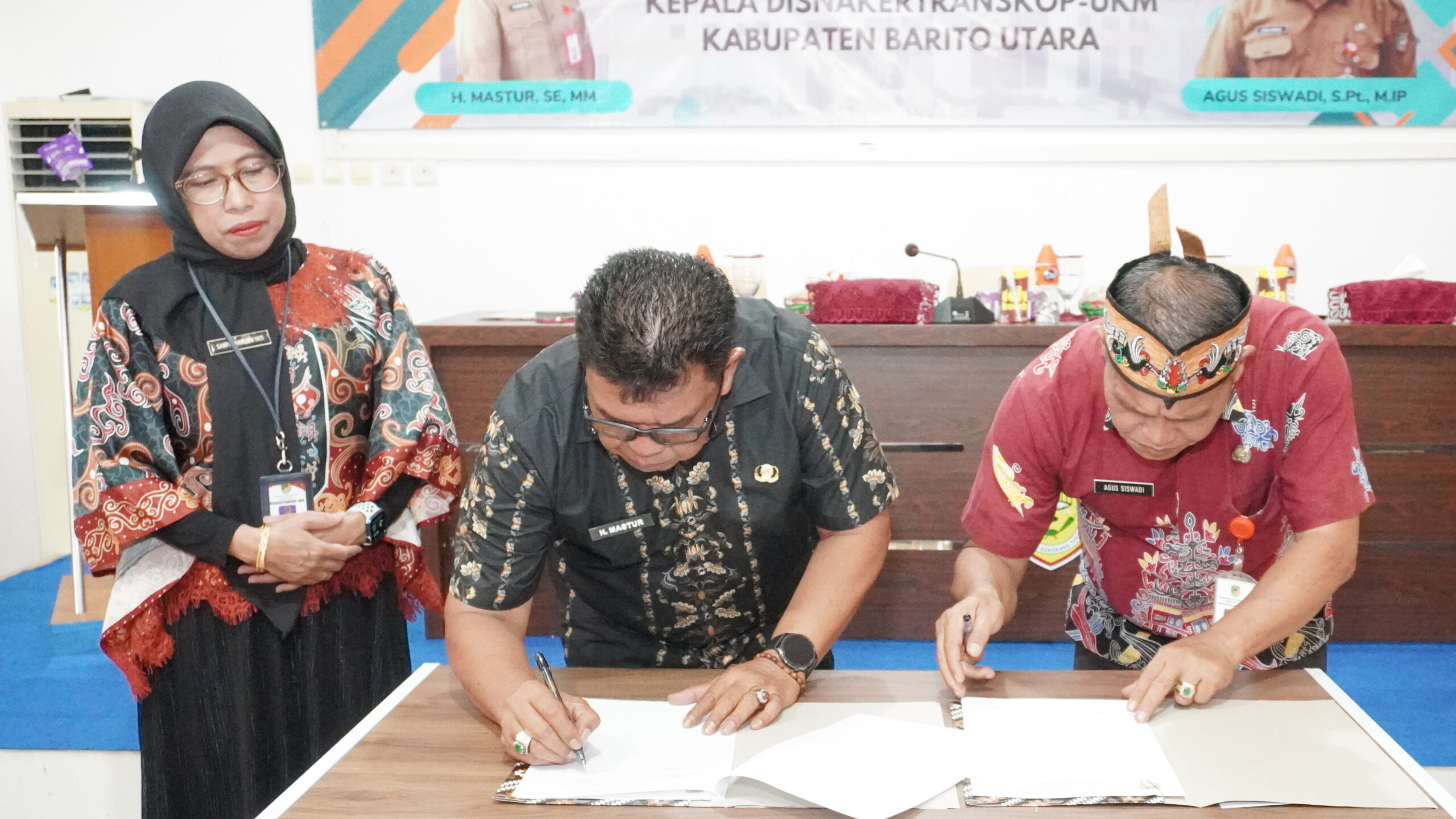 H. Mastur, S.E., M.M dan Agus Siswadi, S.Pt., M.IP didampingi Sekretaris Disnakertranskop UKM Barito Utara saat menandatangani berita acara serah terima jabatan Kepala Disnakertranskop UKM Kabupaten Barito Utara di Aula Disnakertranskop UKM Barito Utara, Jumat (8/5/2026).(Dok. InfoBarut.com)