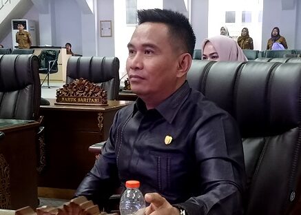 Anggota DPRD Barito Utara, Hasrat, menyampaikan apresiasi atas prestasi Pemkab Barito Utara yang meraih terbaik pertama penurunan tingkat pengangguran Regional Kalimantan dalam ajang Apresiasi Pemerintah Daerah Berprestasi 2026.