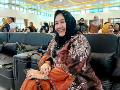 Anggota DPRD Kabupaten Barito Utara, Rosi Wahyuni, saat menghadiri peringatan Hari Kartini Tahun 2026 yang digelar PP-PAUD Kabupaten Barito Utara di Aula Dinas Lingkungan Hidup, Rabu (29/04/2026).